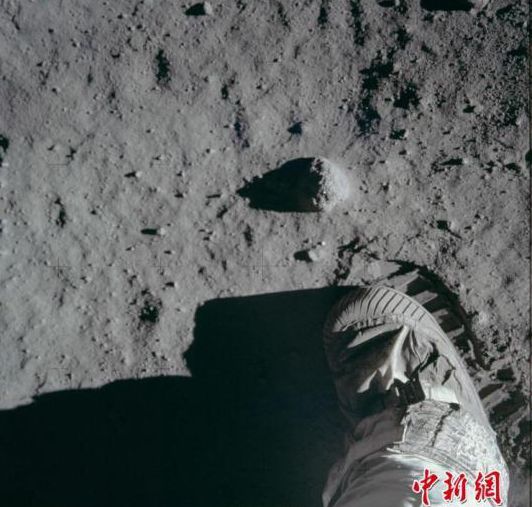 晨看*疆新**｜小伙踩警车晒照被拘；这个官员受贿2千余万获刑12年