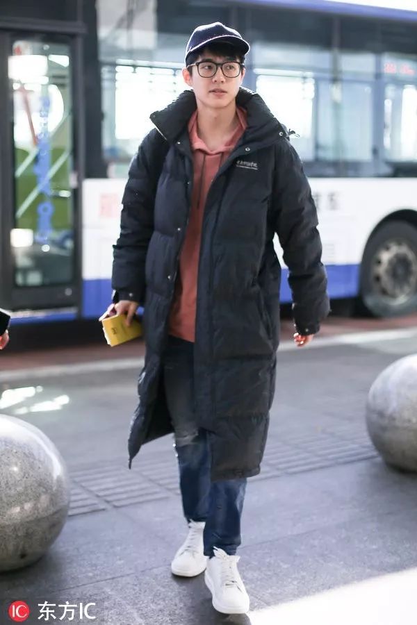 鹿晗刘昊然同款羽绒服,刘昊然中戏羽绒服机场