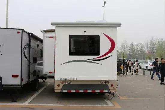 有车有房更有家人的陪伴,有床有车有油还可以烤菜的房车