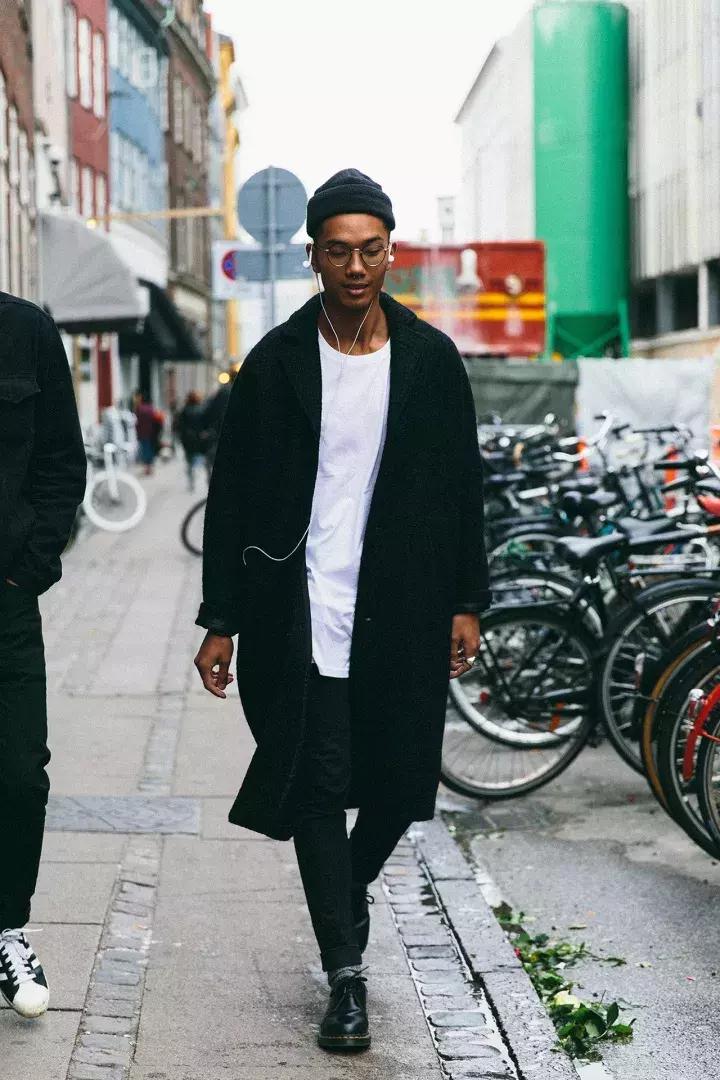 这双靴子一旦穿上就会“中毒”