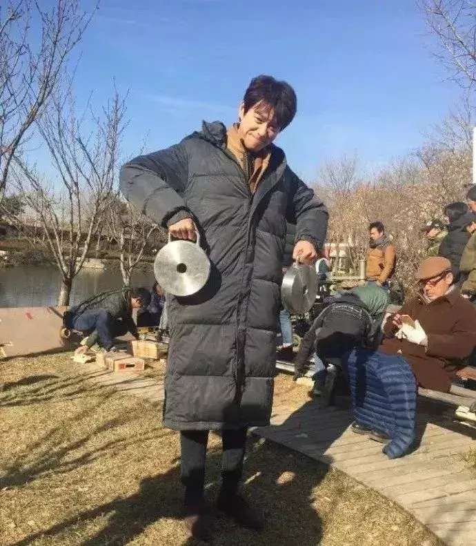 刘昊然papi酱经常穿的中戏校服火了，还有人做起了代购！