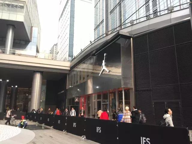 你都在哪家网店买鞋,买鞋去实体店好还是网上好