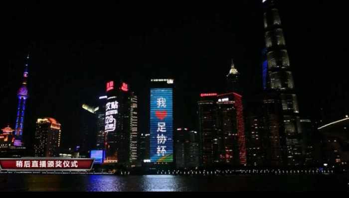 裁判吹响比赛结束哨音给点球,裁判吹响了终场哨声