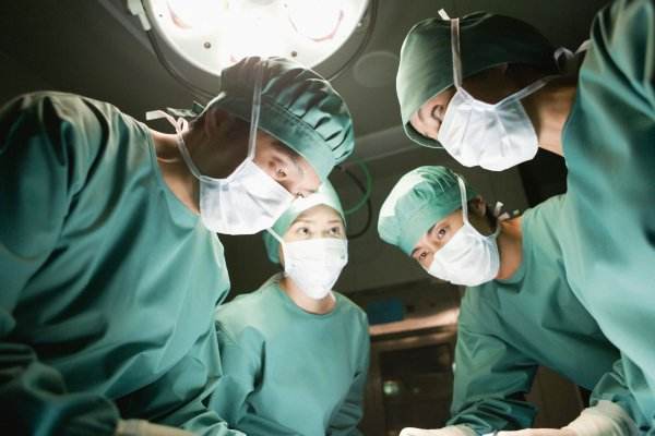 产妇拼死剖出孩子老公当场大怒,产妇在医院顺产后大出血死亡