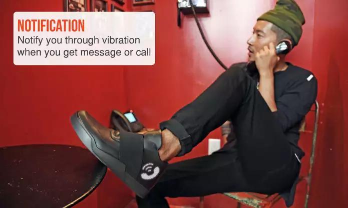 一双鞋摆在地上的表情包,两只鞋子表情包