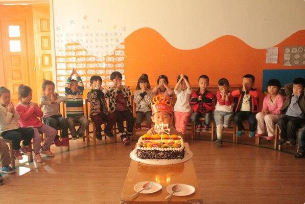 孩子幼儿园生日该不该在学校过,让孩子在幼儿园过生日好吗