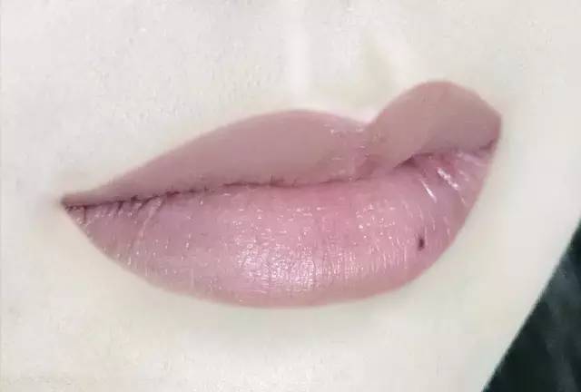 何以解忧点墨妆容,何以解忧唯有香水