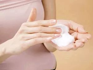 宝宝手上长倒刺脱皮缺什么,宝宝手起疹子皲裂