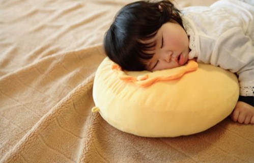 小孩晚上睡觉总感觉有虫爬,小孩睡觉佝偻着身子是不是有虫