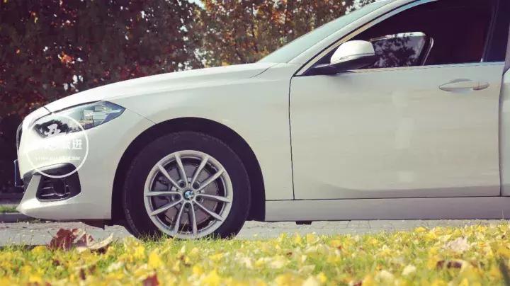 开着宝马的女生视频,开宝马的女人自拍