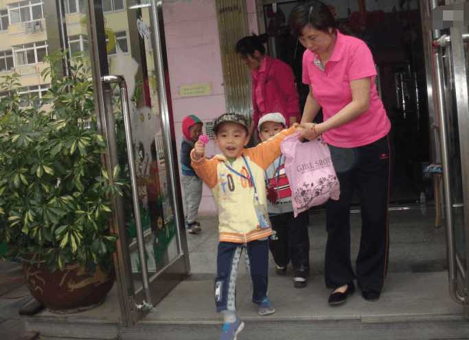 小孩子被人贩子拐骗走了,孩子被人贩子抓走会经历什么