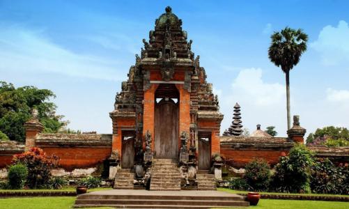 蓝梦岛是巴厘岛的一座离岛，媲美马代的风景，发现不一样的印尼