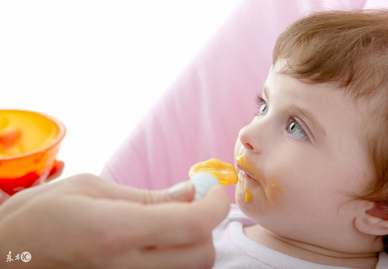 用嘴巴嚼碎食物给宝宝吃会怎样,妈妈嚼饭喂孩子危害
