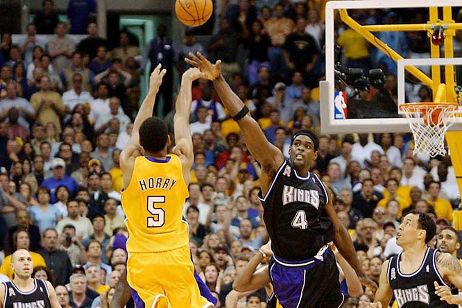 那些年科比单挑詹姆斯,回顾那些年科比的黑肘