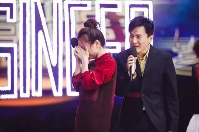 杨幂颁奖典礼落泪,杨幂颁奖落泪