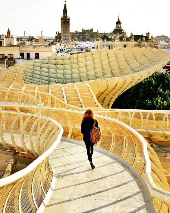 在西班牙街头这般你侬我侬好想去那里偶遇双宋夫妇