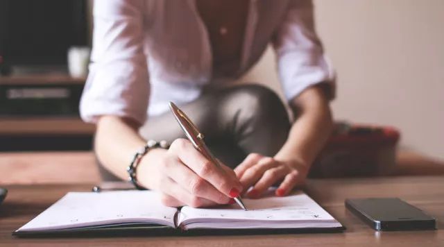 我为什么劝女人一定要赚钱,为什么女人这么舍得花钱