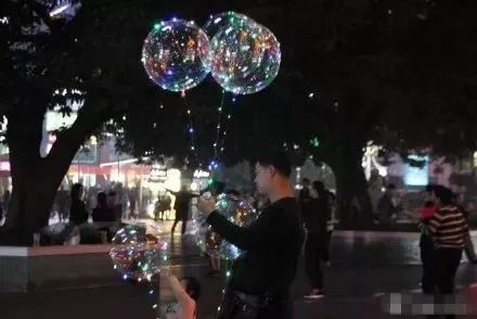 夜晚发光气球的玩具,魔法灯光球玩具
