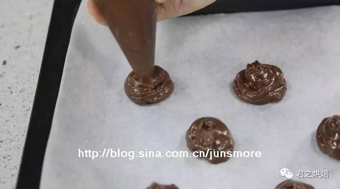 巧克力曲奇超松软,黄油130克做巧克力曲奇饼干