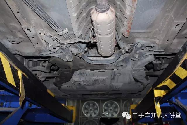 这台二手车换过悬挂、刮过底盘,但把车吊起来后,评估师惊呆了!