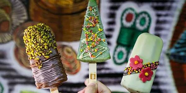 拿着蛋筒冰淇淋视频,手拿冰淇淋原视频