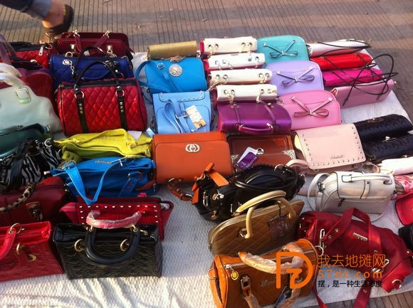 一位摊友进了8000多块钱真皮皮包的地摊货结果……