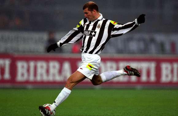 生活中他是一个凡人，足球场上他却是个神话！