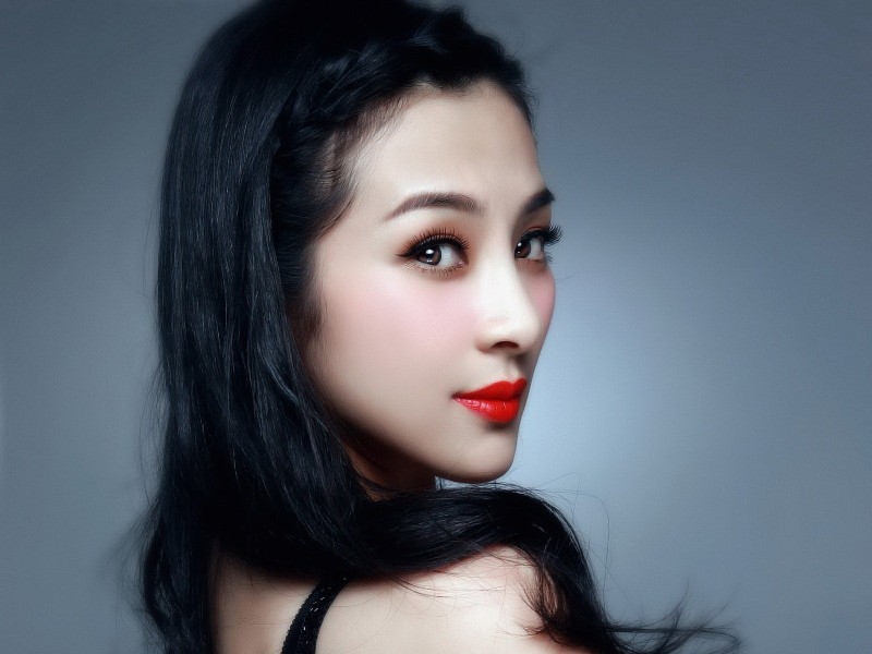 脸上密密麻麻的小疹子又红又痒,脸颊起疹子痒是怎么回事