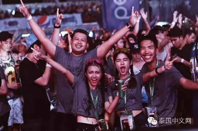 泰国泼水节中国游客,万人空巷的泰国泼水节