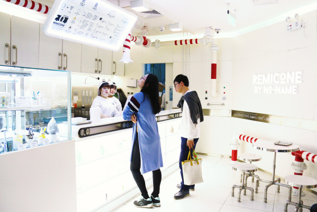 拿着蛋筒冰淇淋视频,手拿冰淇淋原视频