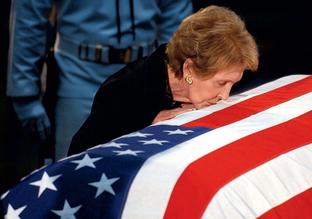 这一次，南希·里根永远陪伴在了她的“罗尼”身旁