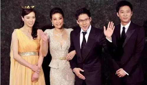 两位千亿阔太的差距：钻戒豪车pk20元地摊货