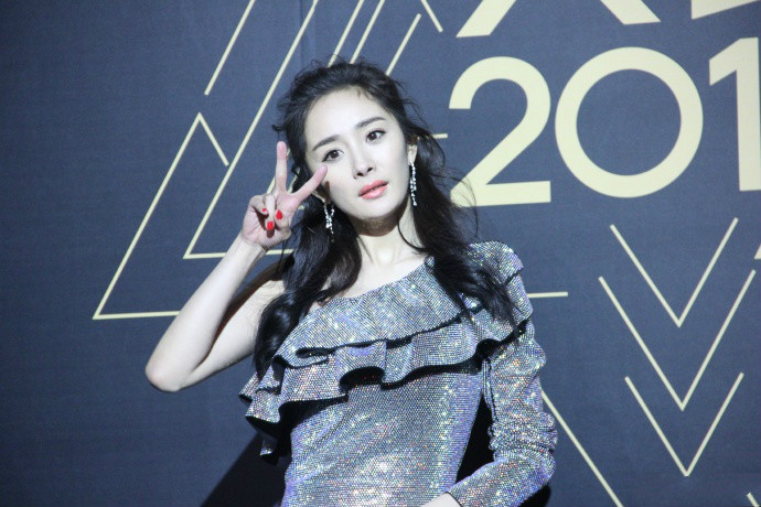 杨幂穿亮片花裙走红毯,杨幂星光大赏金色裙子