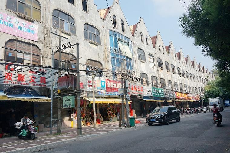 公园路商业街的铺面拆光了，批发行成为北海历史