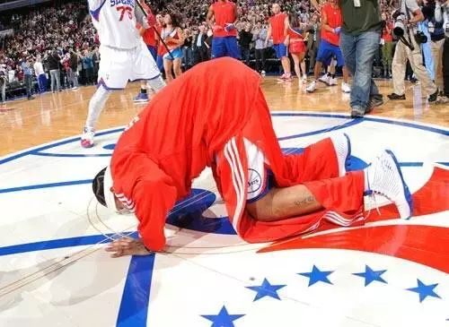 张艺兴下跪韩国,张艺兴单膝下跪演唱会