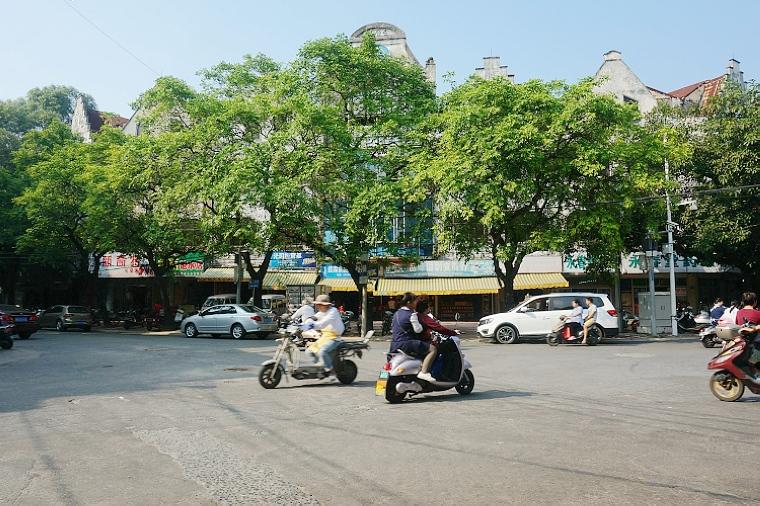 公园路商业街的铺面拆光了，批发行成为北海历史