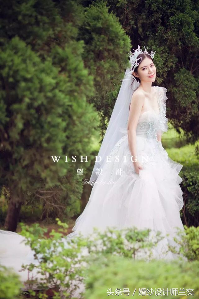 蓝色礼服婚纱风格,婚礼布置蓝绿适合哪种婚纱