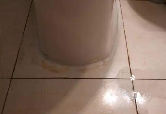 卫生间铺过砖漏水,卫生间贴了瓷砖漏水怎么处理