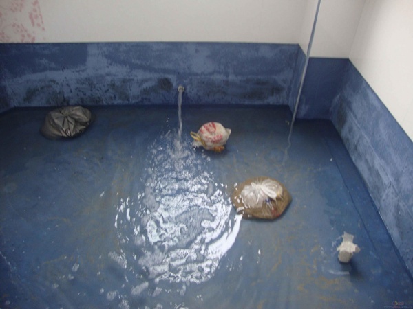 卫生间铺过砖漏水,卫生间贴了瓷砖漏水怎么处理