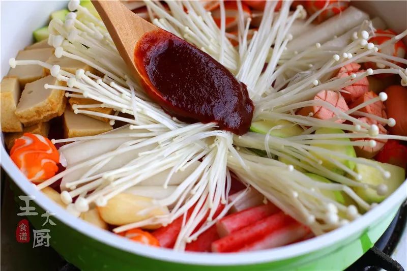 简单又实在的部队火锅,把人都能馋哭的美食的视频