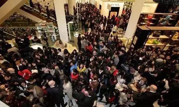 实拍中国人去日本“血拼”画面