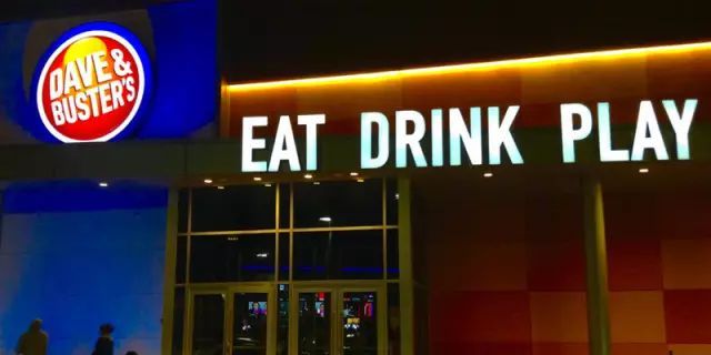 餐厅+酒吧+游戏厅+赛事直播,这家混搭餐厅“疯赚”背后的逻辑