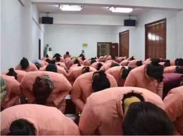 多生娃、少说话，女德班告诉你：女人必须跪下！