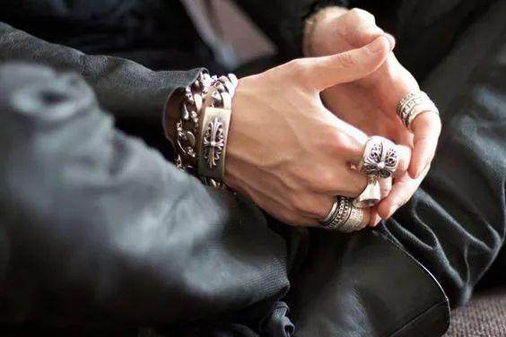 半个娱乐圈都爱的SMFK时尚战袍，和易烊千玺、潘玮柏穿情侣装啦！