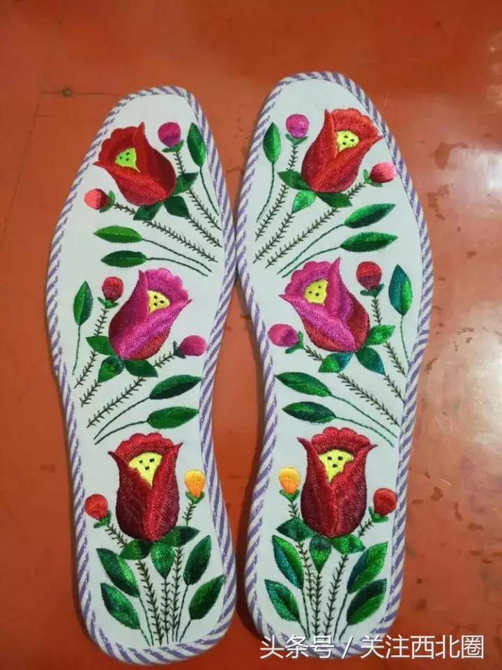 农村女人手工绣花鞋垫,农村妇女做鞋垫图片