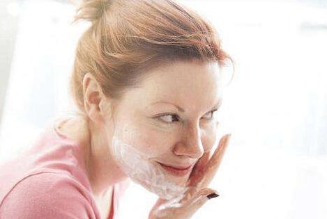 脸上有红血丝用冷水洗脸,脸上有红血丝发红发热用什么水乳