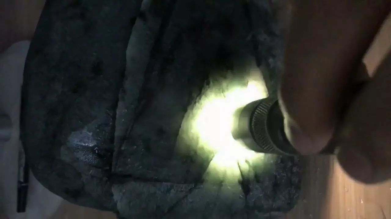 6000入手的莫西沙翡翠原石,2万拿下的莫西沙翡翠原石