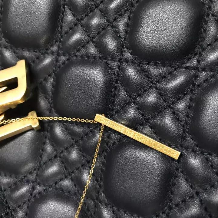 女生该不该买奢侈品牌包,背名牌包一定是虚荣吗