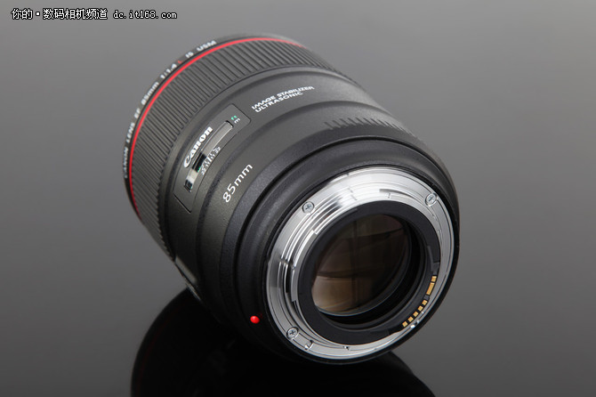 佳能70-200和85哪个拍人像好,佳能851.8镜头测评