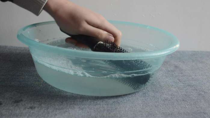 梳子上的油腻怎么洗,梳子黏黏的怎么才能去掉